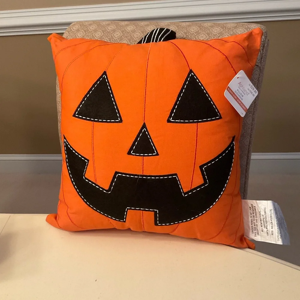 NWT Halloween Jack-o-Lantern Decorative Pillow 🎃